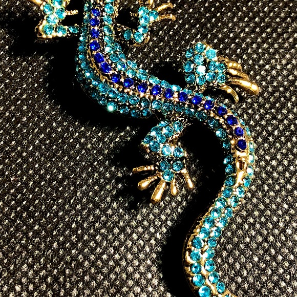 Women’s Rhinestone Lizard Brooch - Picture 5 of 6